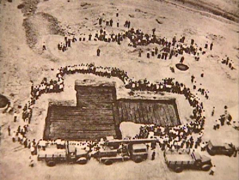 1978年夏，湖北随州曾侯乙墓考古发掘现场，万人空巷的盛况。.jpg